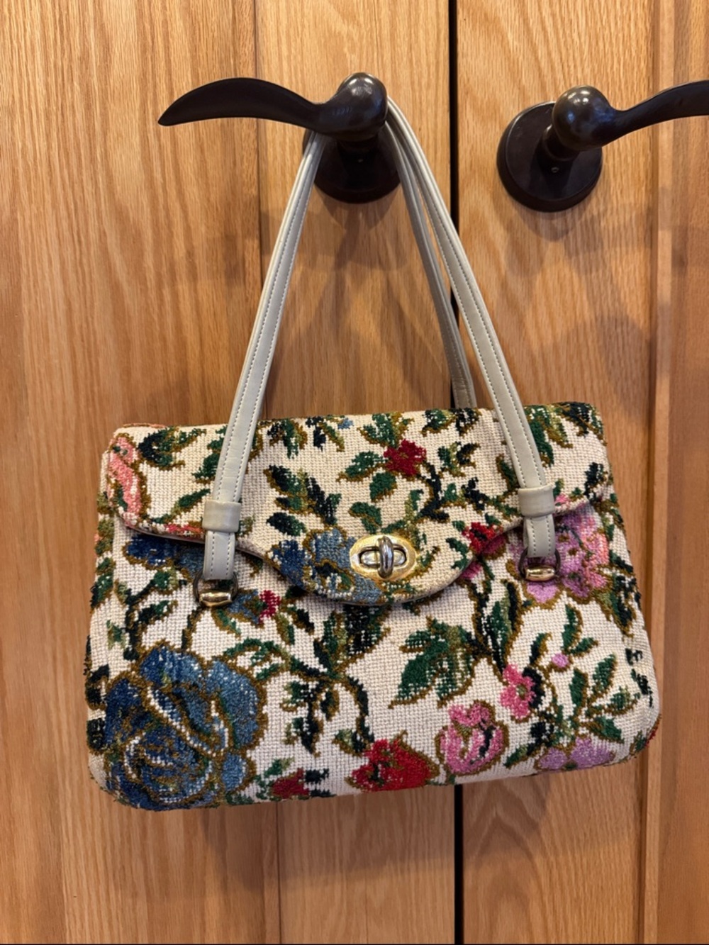 Vintage Garay needlepoint tapestry bag. In fantastic vintage condition.